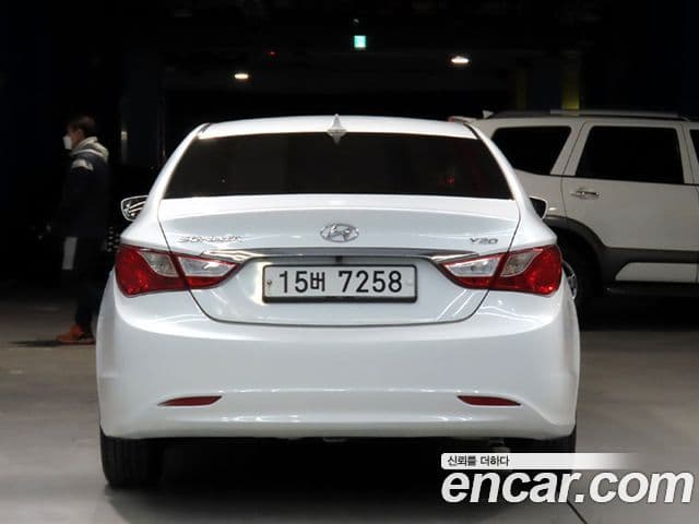 Hyundai YF Sonata LPI Deluxe, 2011 3
