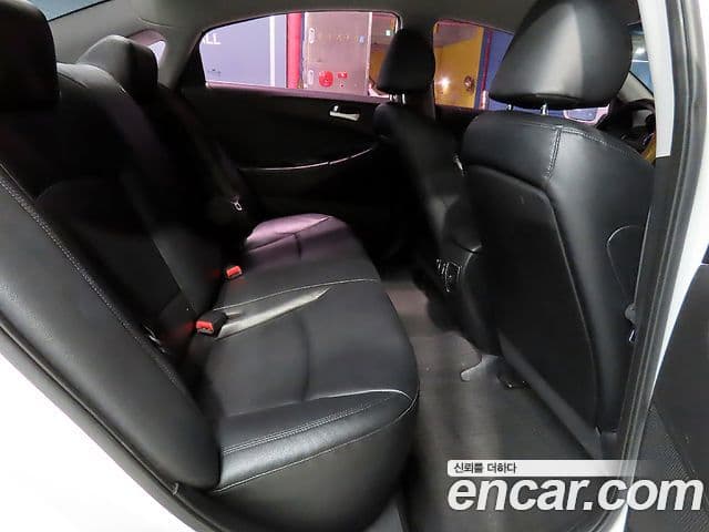 Hyundai YF Sonata LPI Deluxe, 2011 10