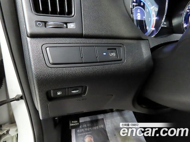 Hyundai YF Sonata LPI Deluxe, 2011 16