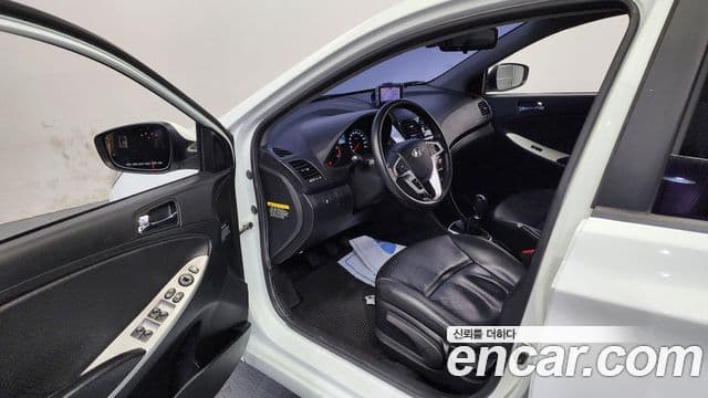 Hyundai Accent(новый кузов / новое поколение) Premier, 2011 10