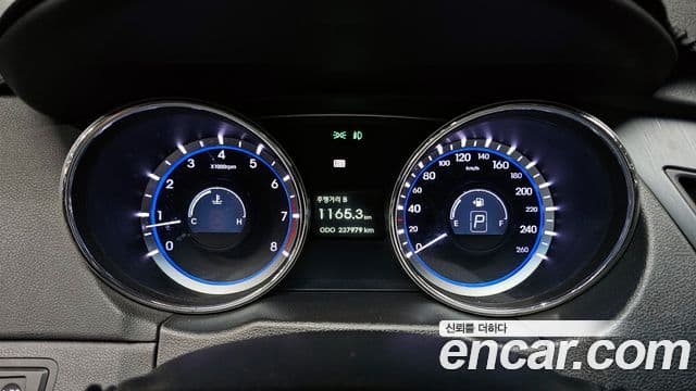 Hyundai YF Sonata Luxury, 2011 8