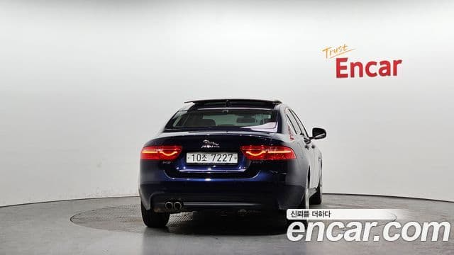 Jaguar XE 20d Portfolio, 2017 4