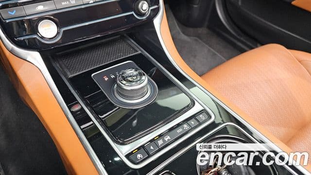 Jaguar XE 20d Portfolio, 2017 9