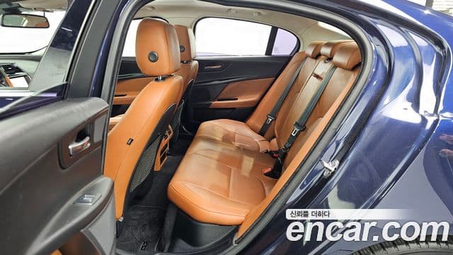 Jaguar XE 20d Portfolio, 2017 12