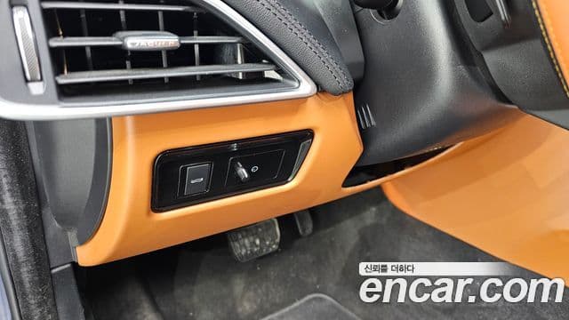 Jaguar XE 20d Portfolio, 2017 13