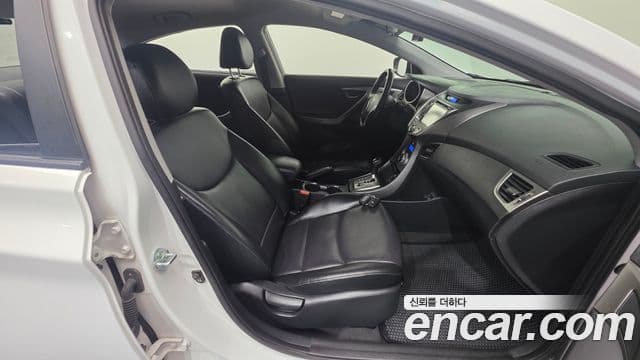 Hyundai Avante MD M16 GDI Avenue, 2013 10