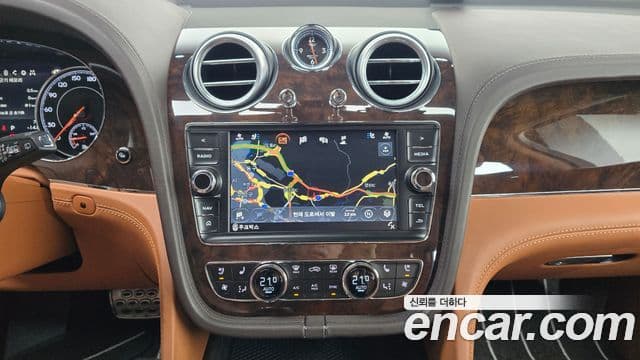 Bentley Bentayga, 2017 15