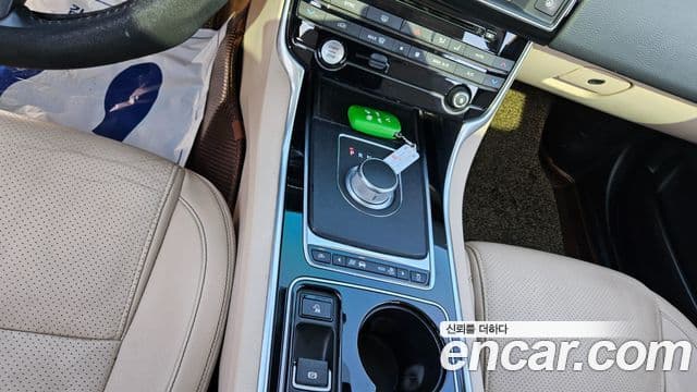 Jaguar XE Prestige, 2016 9