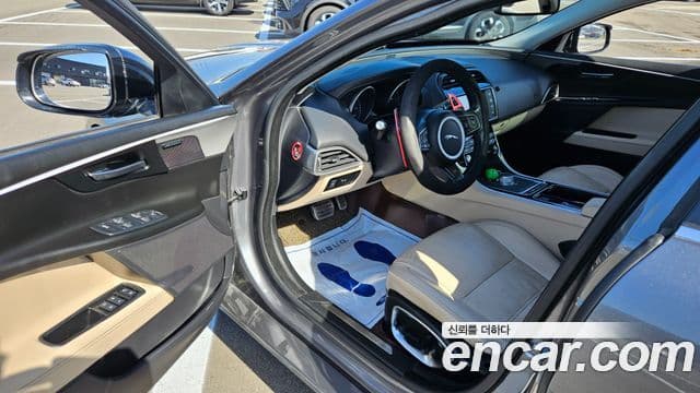 Jaguar XE Prestige, 2016 10