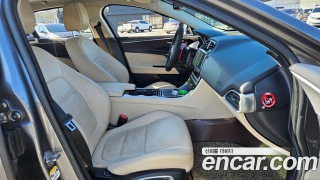 Jaguar XE Prestige, 2016 11