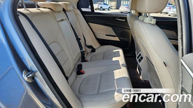 Jaguar XE Prestige, 2016 12