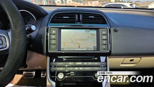 Jaguar XE Prestige, 2016 16