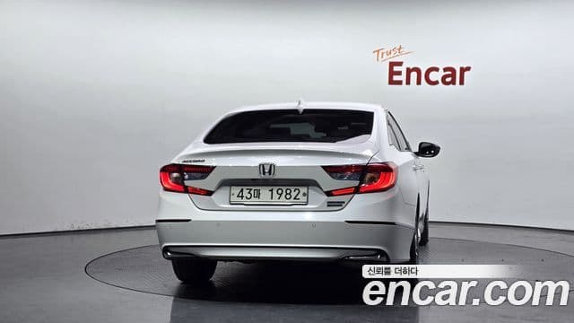 Honda Accord 10세대 2.0 гибрид Туринг (Touring), 2019 4
