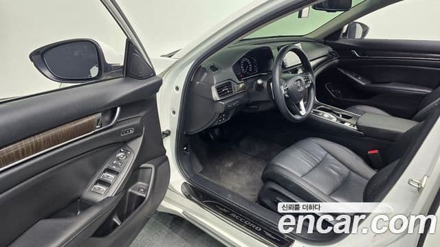 Honda Accord 10세대 2.0 гибрид Туринг (Touring), 2019 11