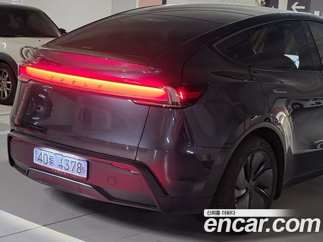 Tesla модель Y, 2025 4