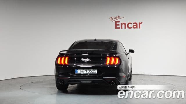 Ford Mustang купе, 2022 4