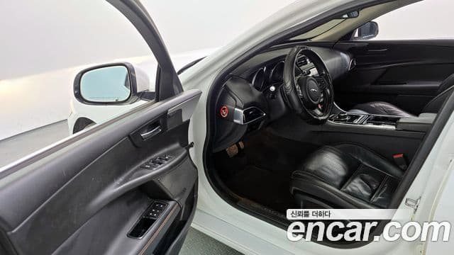 Jaguar XE 20d Prestige AWD, 2017 10