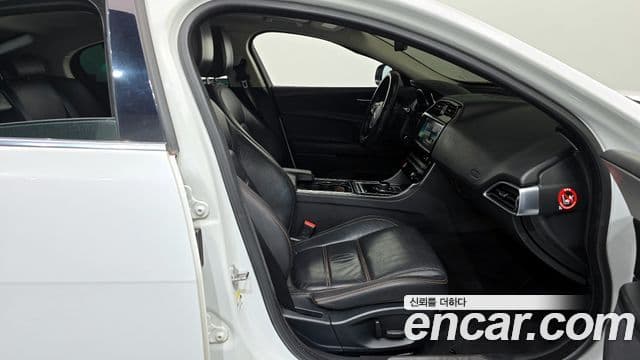 Jaguar XE 20d Prestige AWD, 2017 11