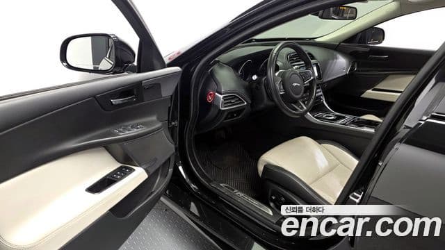 Jaguar XE 20d R스포츠, 2016 10