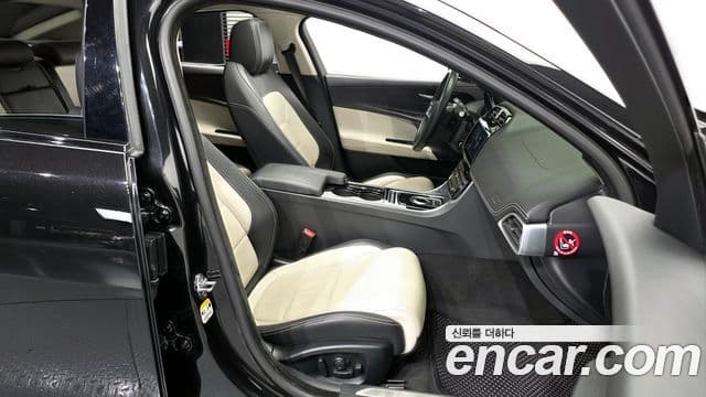 Jaguar XE 20d R스포츠, 2016 11