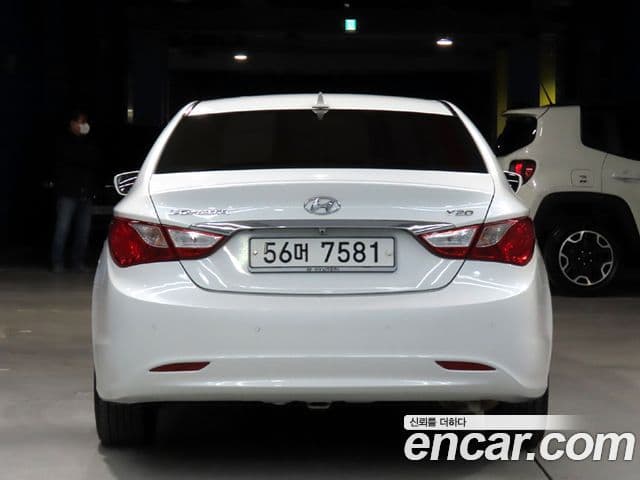 Hyundai YF Sonata чёрный, 2011 3