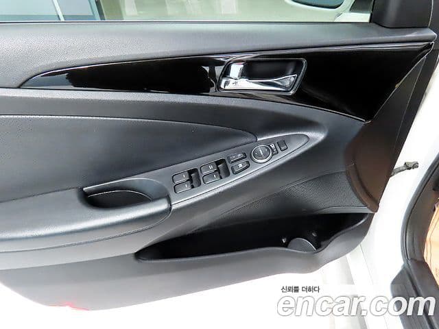 Hyundai YF Sonata чёрный, 2011 14