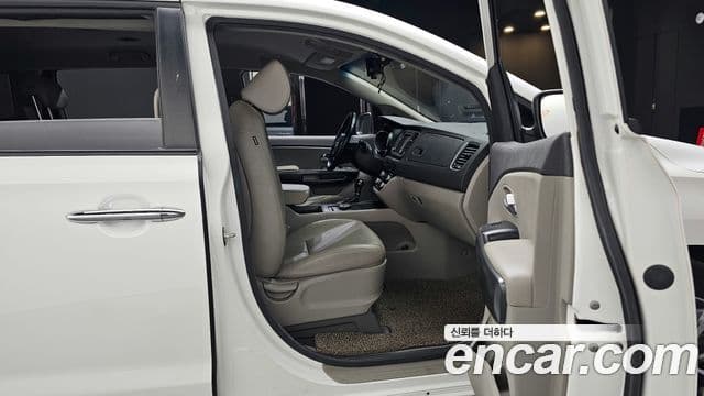 Kia All New Carnival Luxury, 2015 11