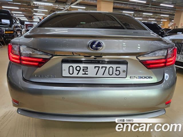 Lexus New ES300h XV60, 2018 3