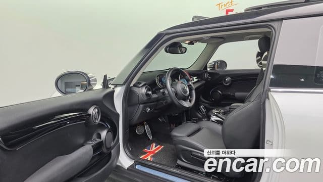 Mini Cooper 3세대, 2024 12