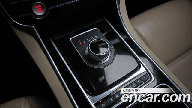 Jaguar XE Prestige, 2016 9