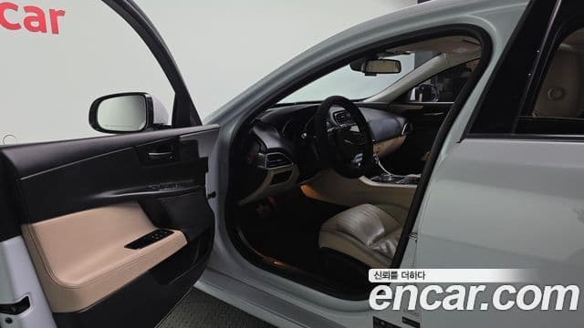 Jaguar XE Prestige, 2016 10