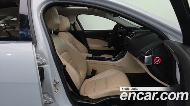 Jaguar XE Prestige, 2016 11