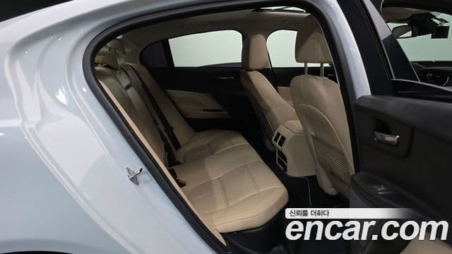 Jaguar XE Prestige, 2016 12