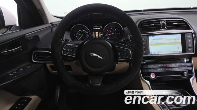 Jaguar XE Prestige, 2016 13