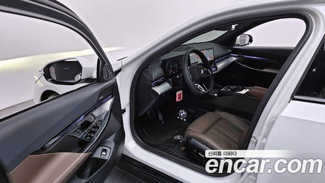 BMW 5시리즈 (G60) 520i M Sport, 2025 10