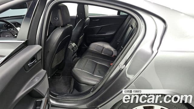 Jaguar XE Prestige, 2016 11