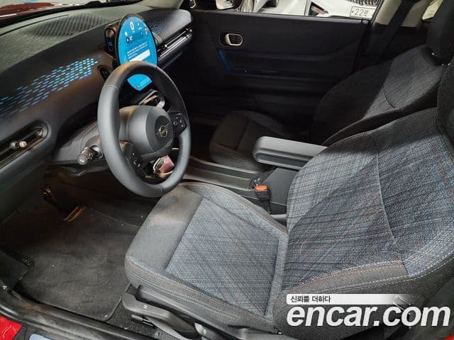 Mini Cooper C 4세대 Essential, 2025 9