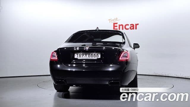 Rolls-Royce 고스트 2세대 6.7 V12 чёрный эмблема, badge, 2023 4
