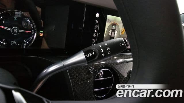 Rolls-Royce 고스트 2세대 6.7 V12 чёрный эмблема, badge, 2023 9