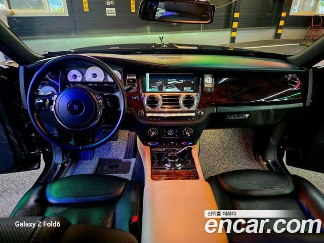 Rolls-Royce 고스트 6.6 EWB V12, 2016 15