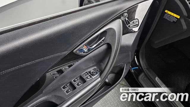 Hyundai Grandeur HG Premium, 2016 18