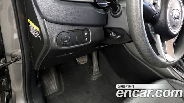 Kia All New Carens 2.0 LPi Trendy, 2016 18