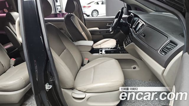 Kia All New Carnival Luxury, 2015 10