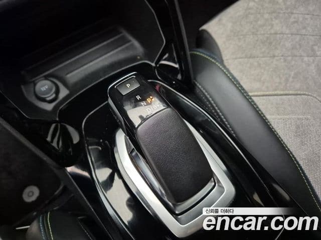 Peugeot e-2008 2세대 EV GT Line, 2021 8