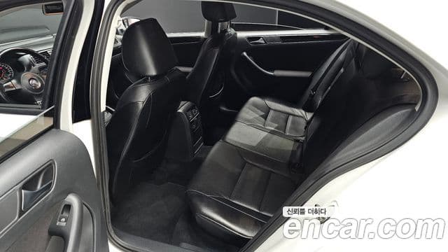 Volkswagen New Jetta 6세대, 2011 12