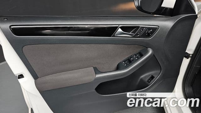 Volkswagen New Jetta 6세대, 2011 18