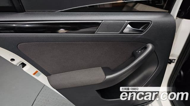 Volkswagen New Jetta 6세대, 2011 19