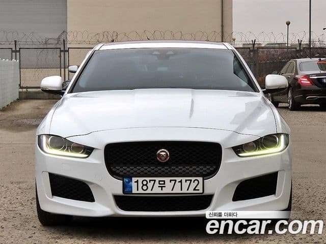 Jaguar XE Prestige, 2016 1