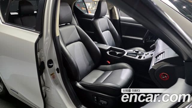 Lexus CT200h ZWA10, 2017 12