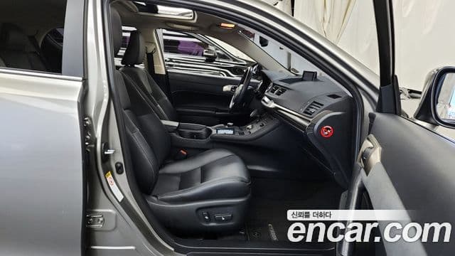 Lexus CT200h ZWA10, 2018 11